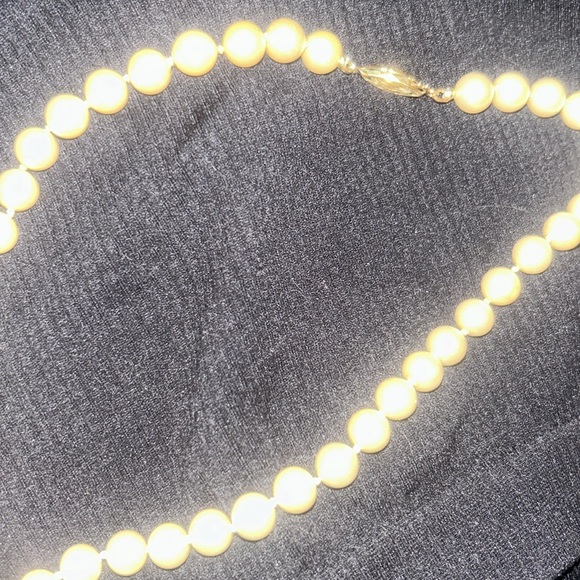 Lovely faux pearls. Soooo realistic - Picture 3 of 4